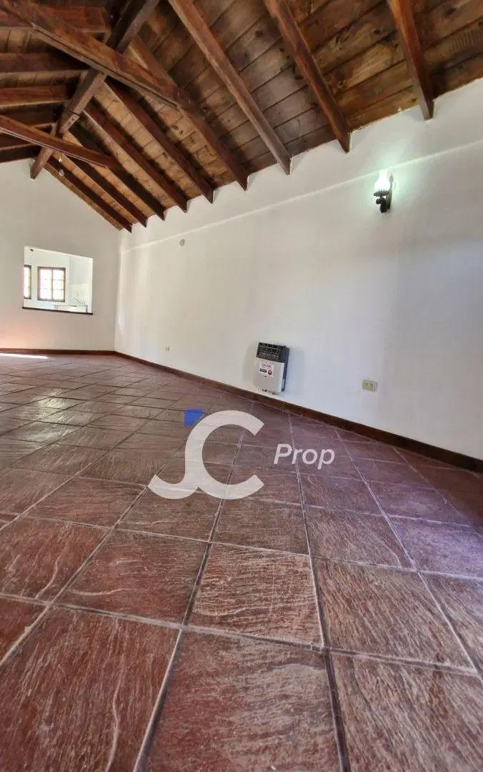 HERMOSA CASA EN VENTA EN TRES CERRITOS M2 TOTALES 330 CON JARDIN Y QUINCHO 1