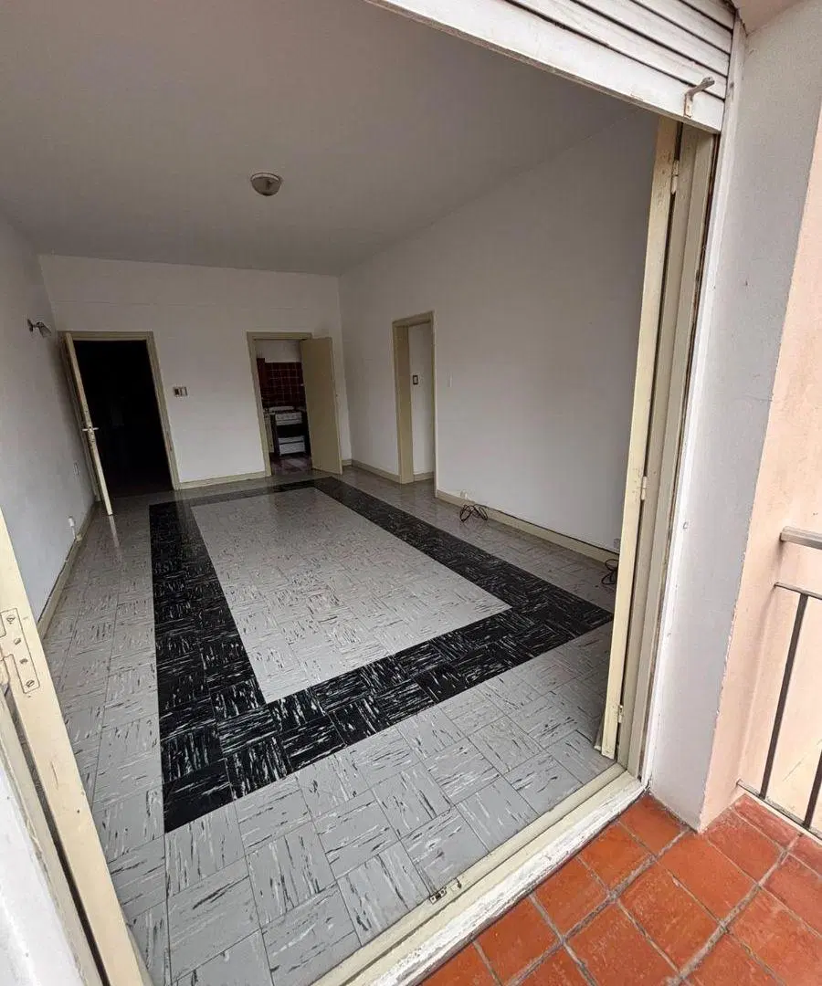 Departamento de 2 dormitorios y dependencia de servicio en caseros al 500 frente a la plaza 4