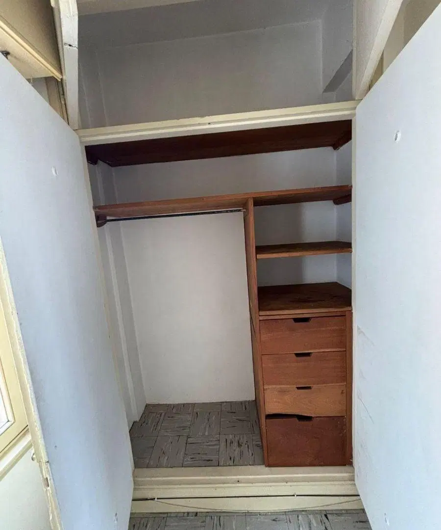 Departamento de 2 dormitorios y dependencia de servicio en caseros al 500 frente a la plaza 5
