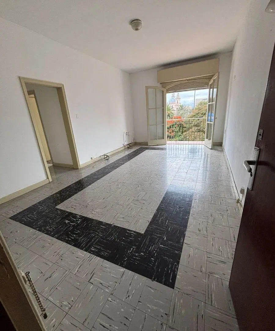 Departamento de 2 dormitorios y dependencia de servicio en caseros al 500 frente a la plaza 2