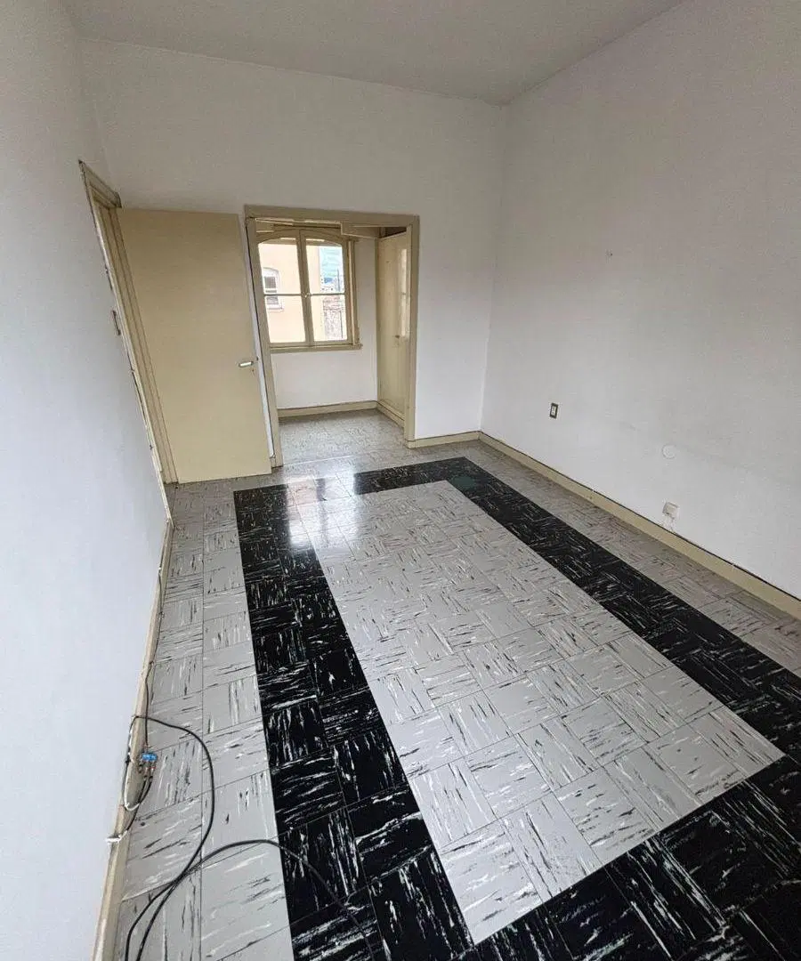 Departamento de 2 dormitorios y dependencia de servicio en caseros al 500 frente a la plaza 3