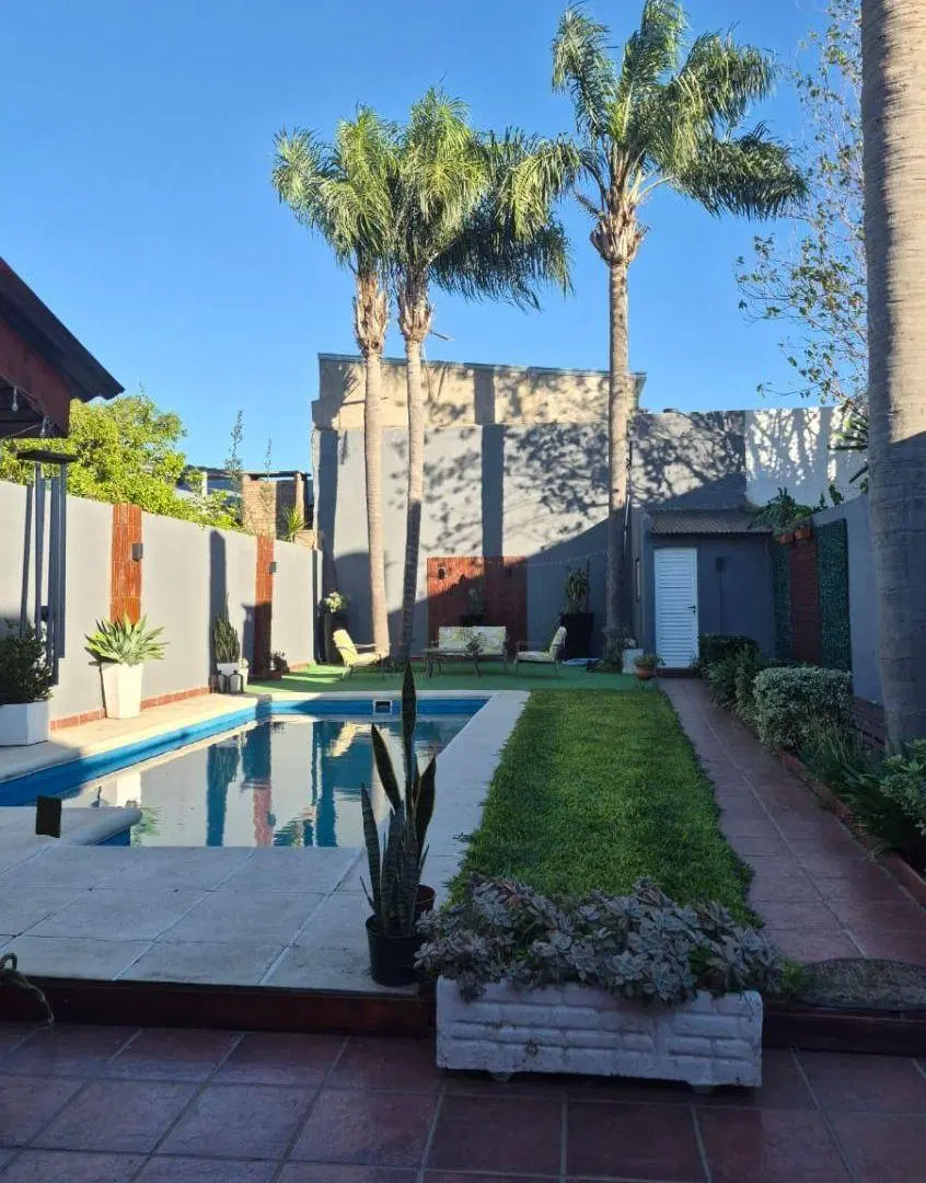 Excelente Casa en Planta Baja con Quincho y Pileta 3