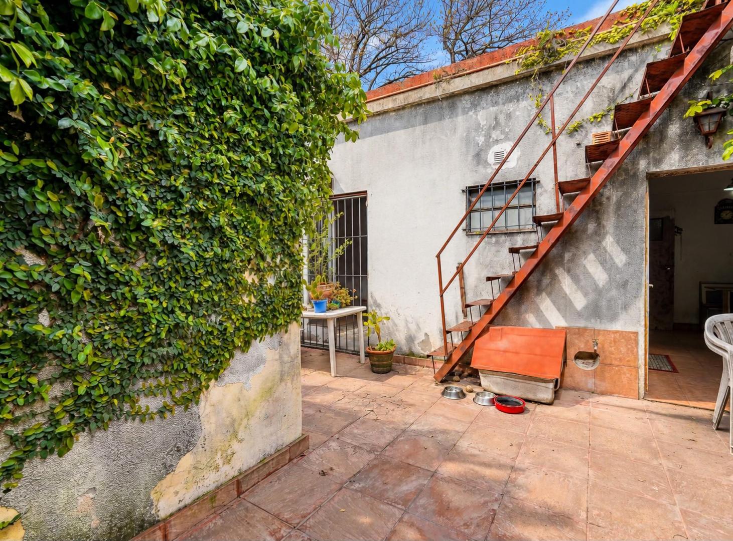 Foto de Venta casa 4 ambientes a refaccionar Lote propio Parque Chas, imagen 2