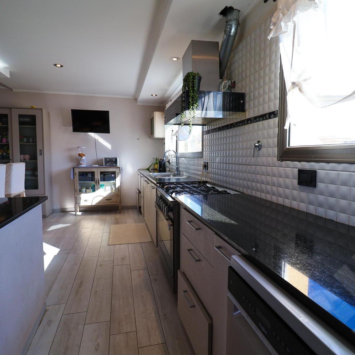 Venta de Casa 3 Dorm con Pileta - Barrio Los Castaños, Plottier 2