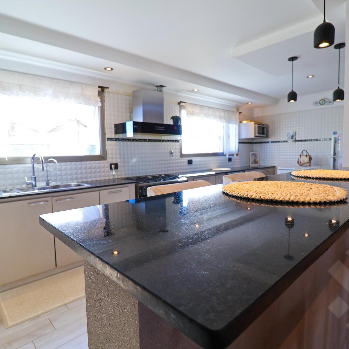 Venta de Casa 3 Dorm con Pileta - Barrio Los Castaños, Plottier 4