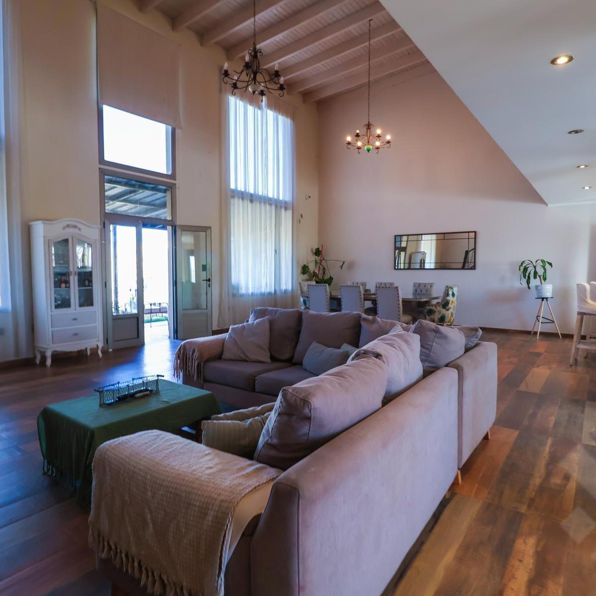 Venta de Casa 3 Dorm con Pileta - Barrio Los Castaños, Plottier 5