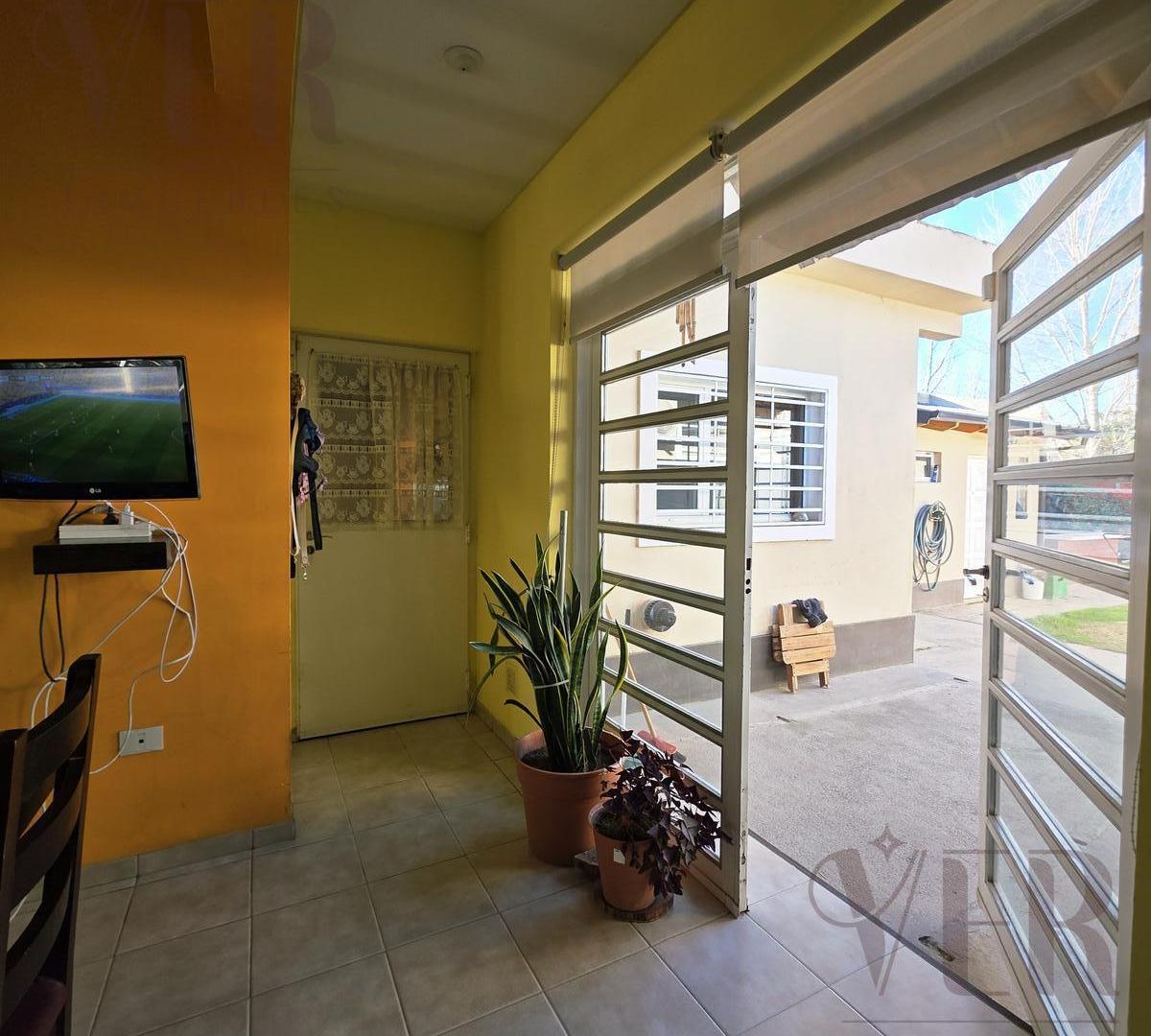 Foto de Venta casa 3 dorm, quincho y pileta, Plottier - Neuquén, imagen 2