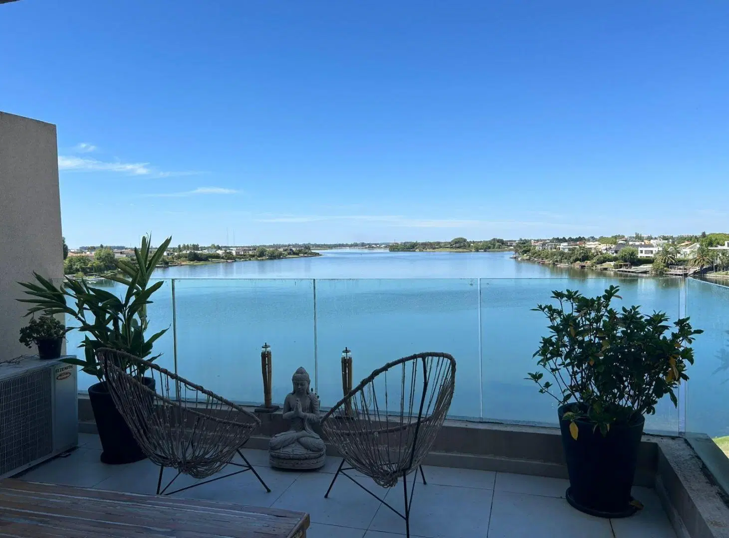 Departamento 3 ambientes en venta con vista al lago central en Praia Nordelta. 2