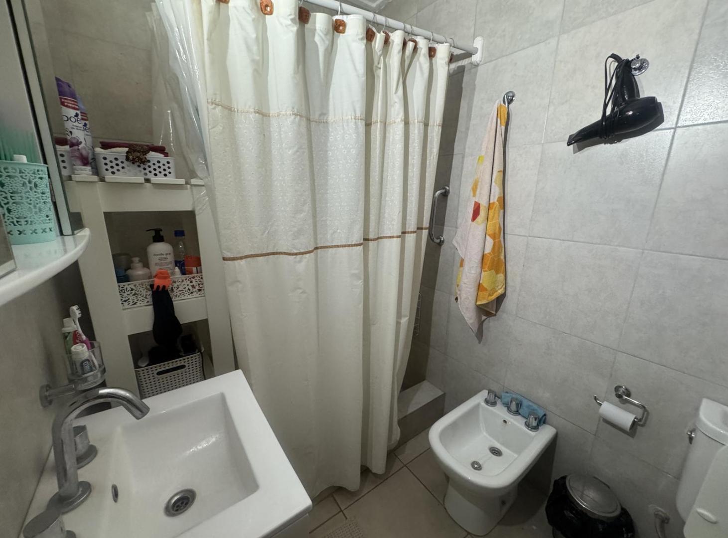 Foto de Casa en alquiler dos dormitorios con cochera La Plata, imagen 2