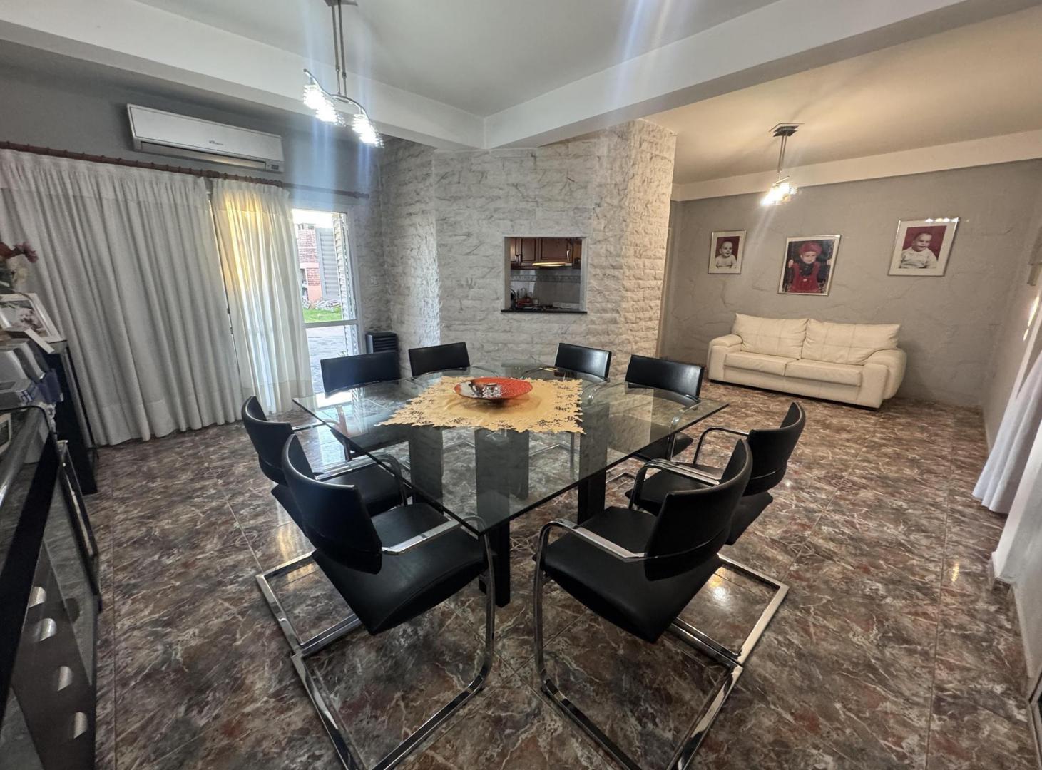 Foto de CASA EN VENTA BERISSO 3 DORMITORIOS, PARQUE COCHERA APTO BANCO, imagen 3