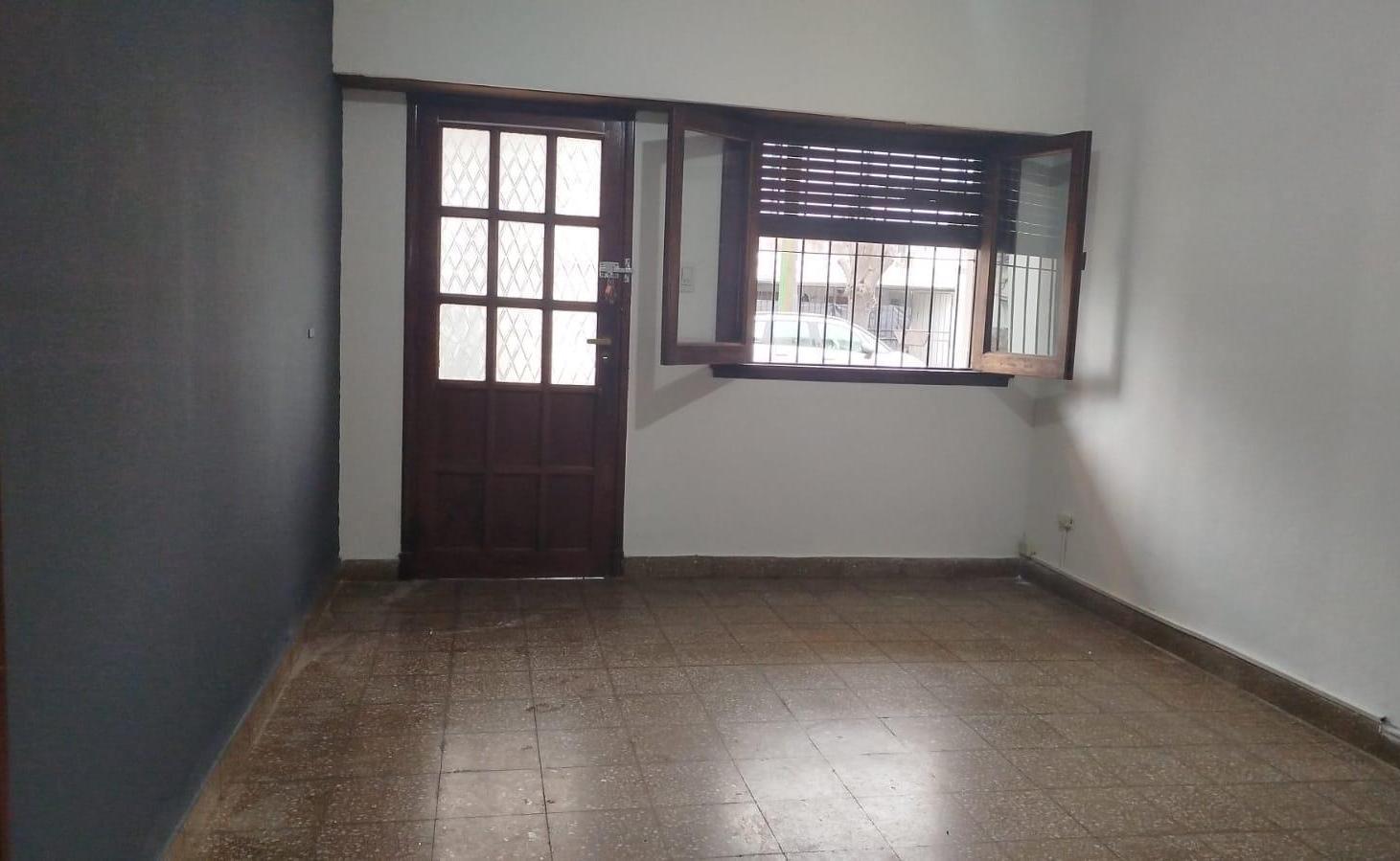 Foto de Casa en alquiler de 5 ambientes con cochera cerrada., imagen 4