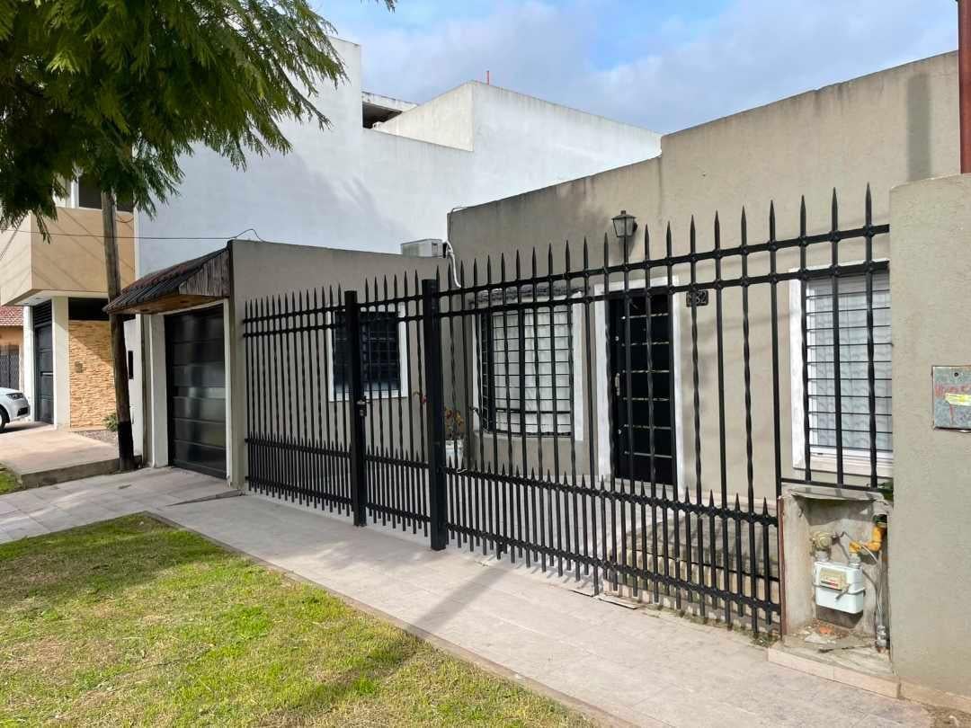 Foto de Casa a la venta de 3 dormitorios en Ringuelet, imagen 1