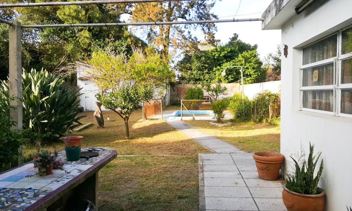 CASA EN VENTA CON AMPLIO JARDIN! EN EXCELENTE ZONA DE BURZACO