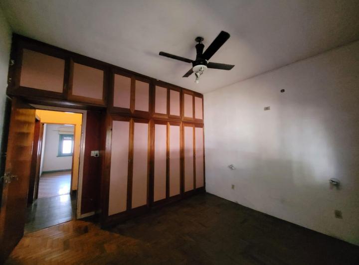 SE ALQUILA CASA AL FRENTE EN BURZACO 3