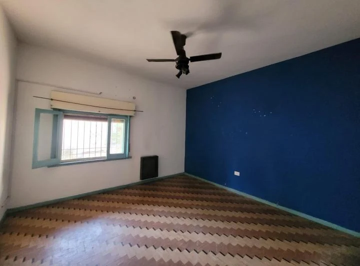SE ALQUILA CASA AL FRENTE EN BURZACO 5