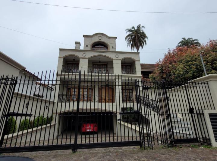 HERMOSO Y AMPLIO CHALET EN VENTA EN ADROGUE SOBRE CALLE SEGUI - ZONA RESIDENCIAL