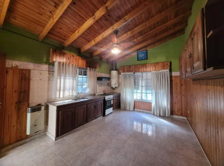 CASA DE DOS AMBIENTES EN ALQUILER EN BURZACO CON AMPLIO JARDIN 3