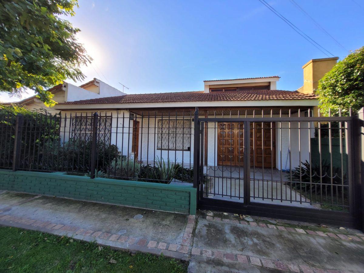 APTO CREDITO! HERMOSO CHALET EN VENTA - BURZACO A 7 CUADRAS DE LA ESTACION