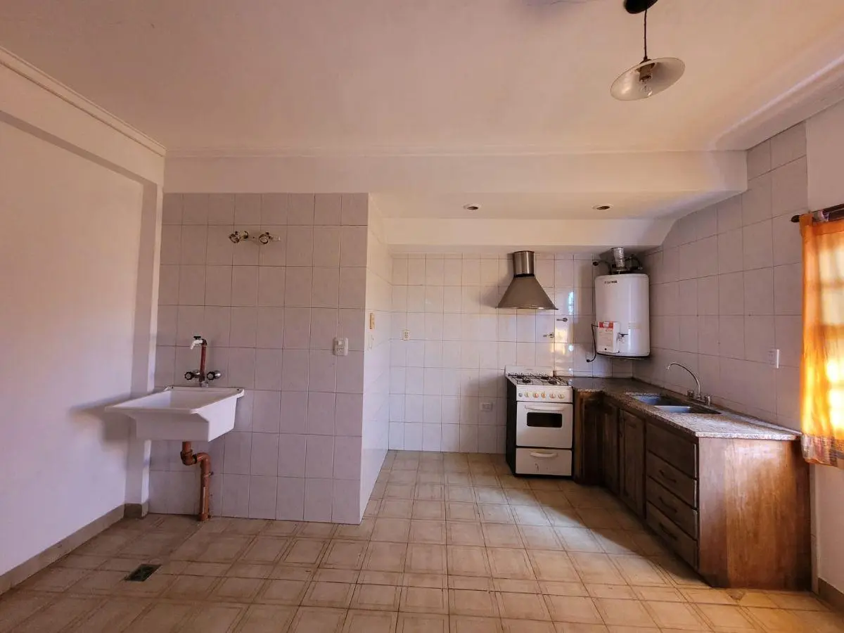 SE ALQUILA DEPARTAMENTO TRES AMBIENTES EN LONGCHAMPS! LORENZINI ESQ, HIPOLITO YRIGOYEN 4