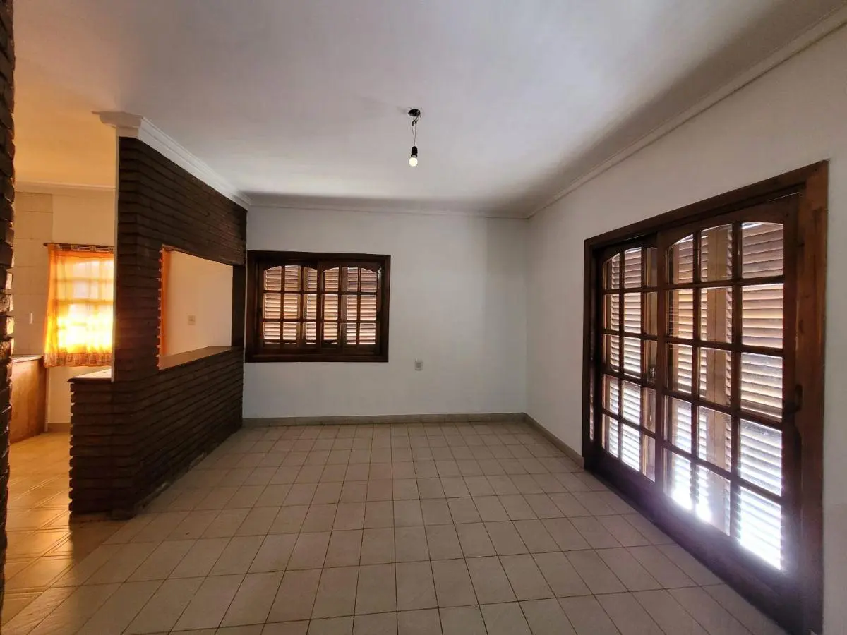SE ALQUILA DEPARTAMENTO TRES AMBIENTES EN LONGCHAMPS! LORENZINI ESQ, HIPOLITO YRIGOYEN 3