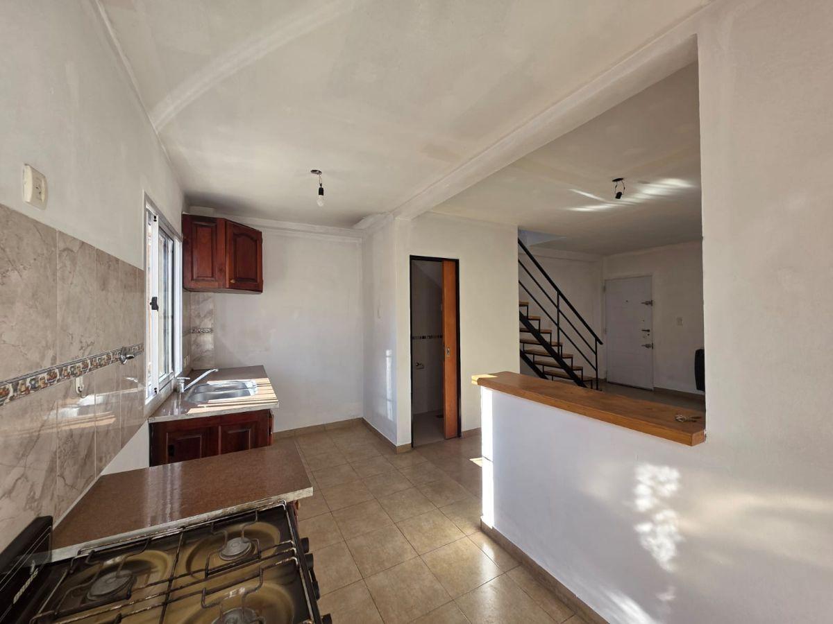 Foto de DUPLEX EN ALQUILER CON UN DORMITORIO EN BURZACO, imagen 2