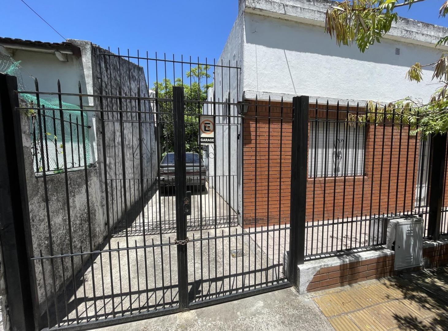 Casa 4 ambientes con cochera en zona industrial