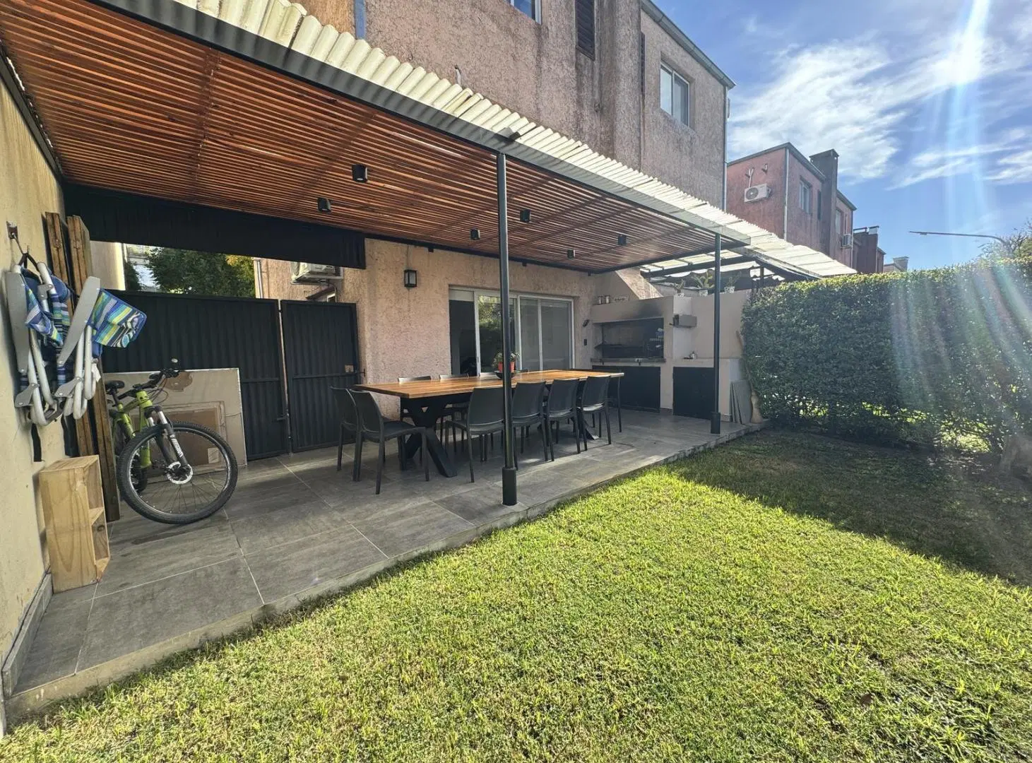 Venta Triplex de 4 Ambientes con Jardín -barrio privado Lomas de San Isidro 2