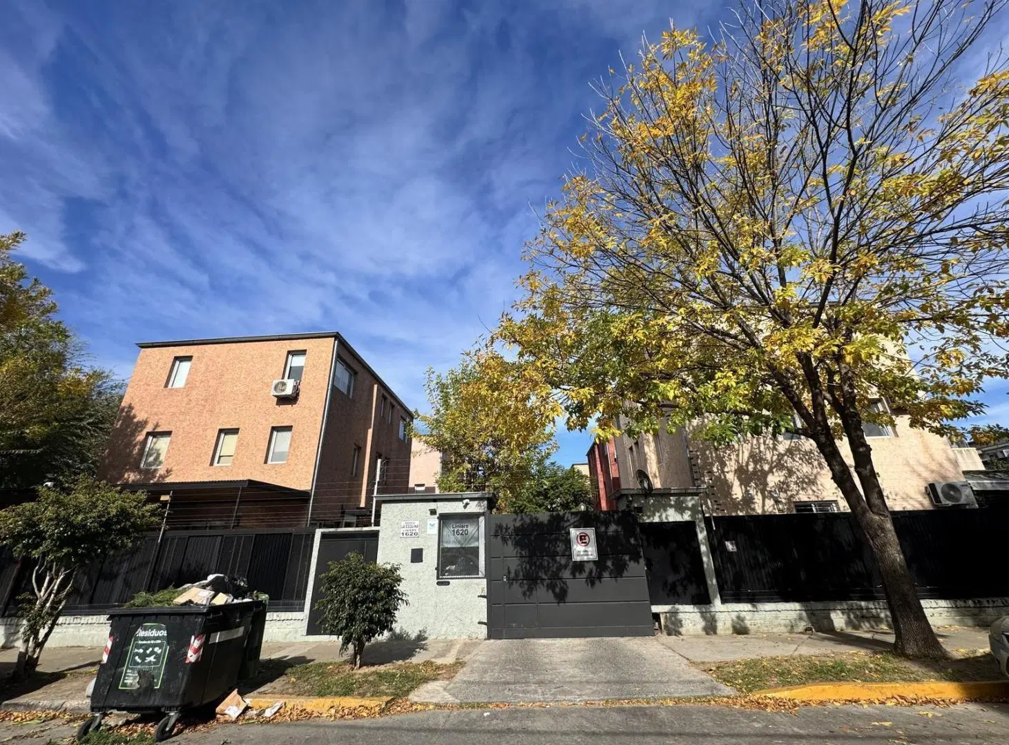 Venta Triplex de 4 Ambientes con Jardín -barrio privado Lomas de San Isidro 3