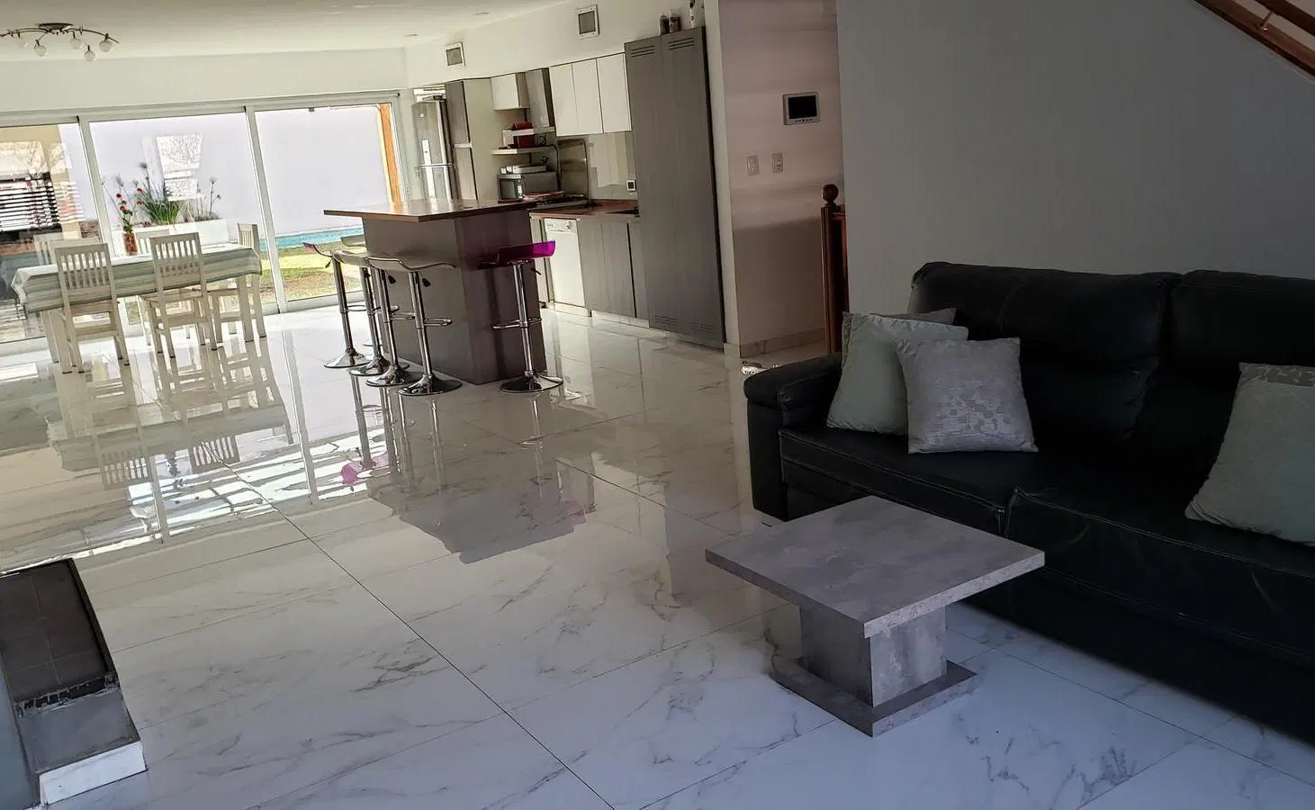 Casa en Ramos Mejia, 5 ambientes, jardín, piscina, cocheras cubiertas, apto crédito 2