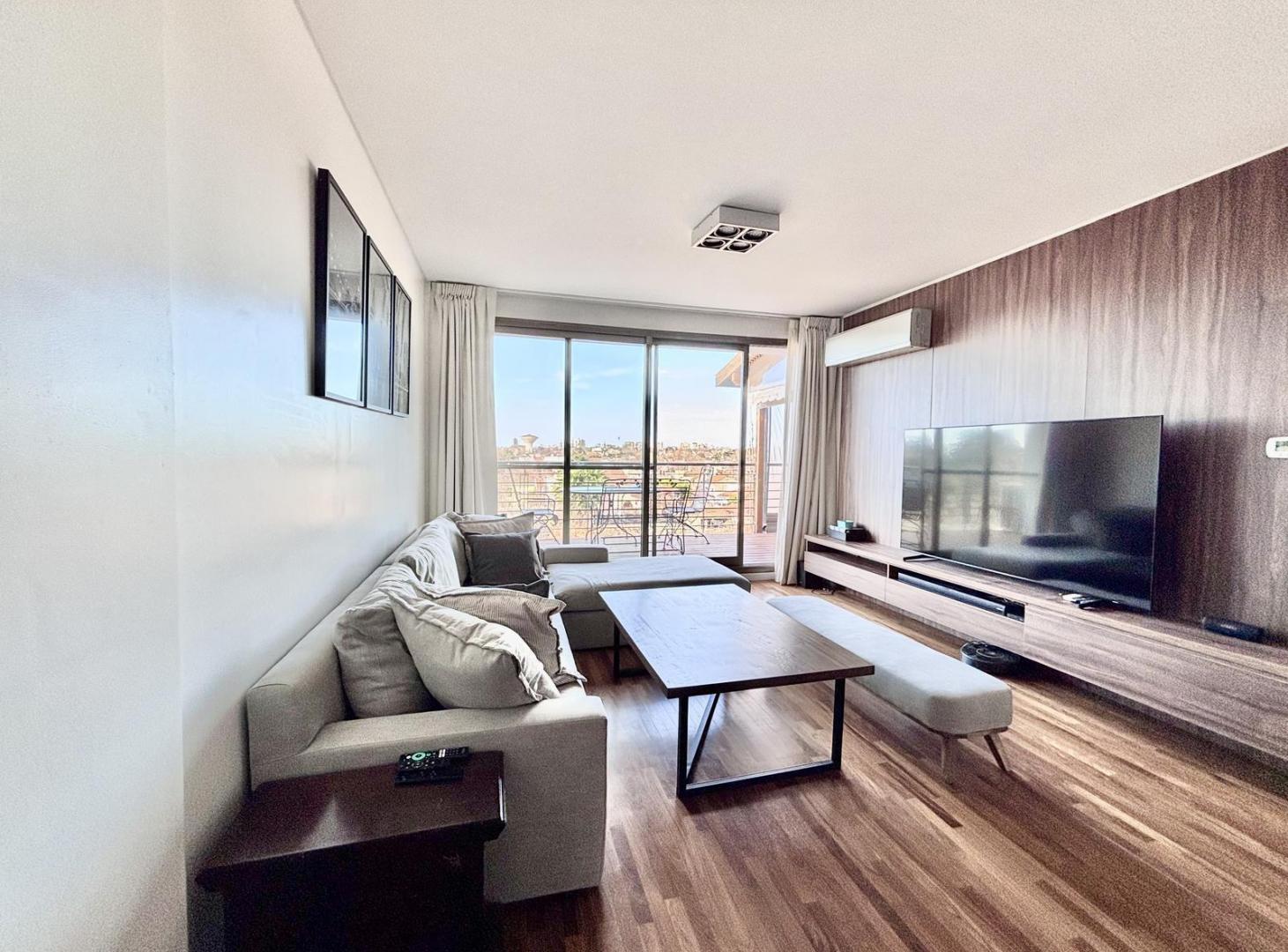 Foto de Departamento en venta 4 ambientes - Dos Cocheras y dependencia, imagen 1