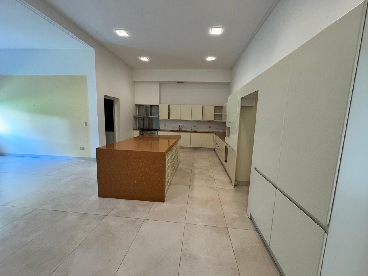 Foto de Venta casa , 8 amb, con jardin y piscina, Haedo, imagen 2