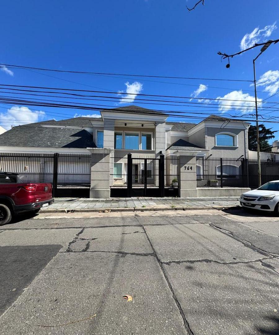 Foto de Venta casa , 8 amb, con jardin y piscina, Haedo, imagen 1