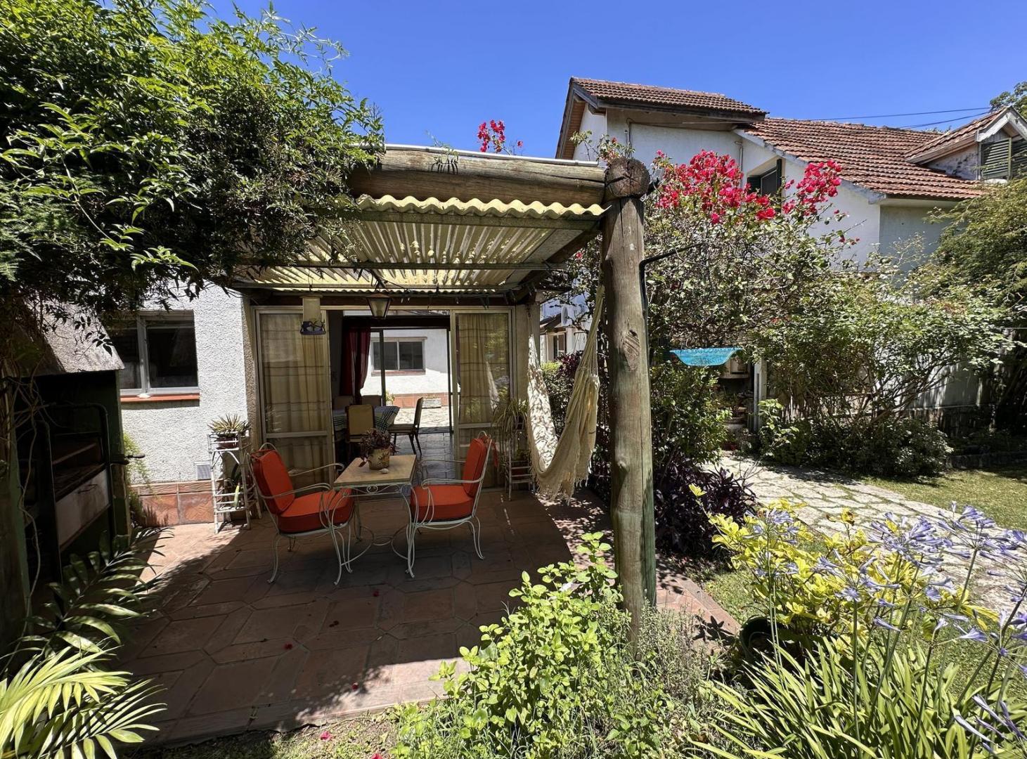 Venta Casa 6 ambientes con gran jardín en Claypole