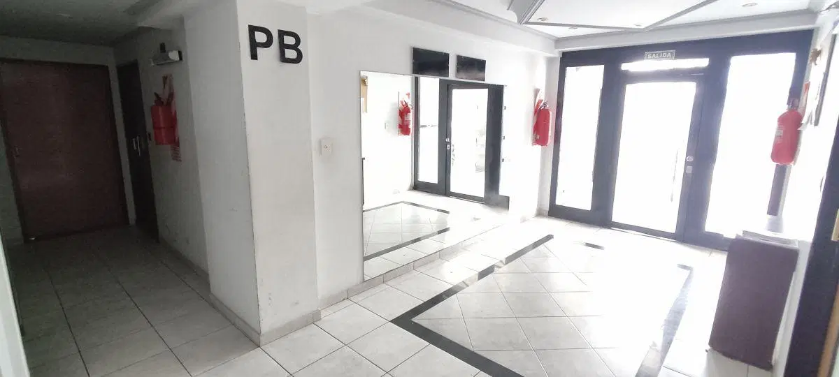 GRAN DEPARTAMENTO DE 2 AMBIENTES CON PATIO PROPIO 1
