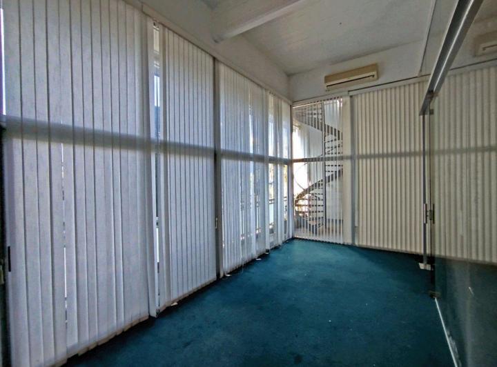Alquiler - Oficina Moderna con Terraza y Cochera 5