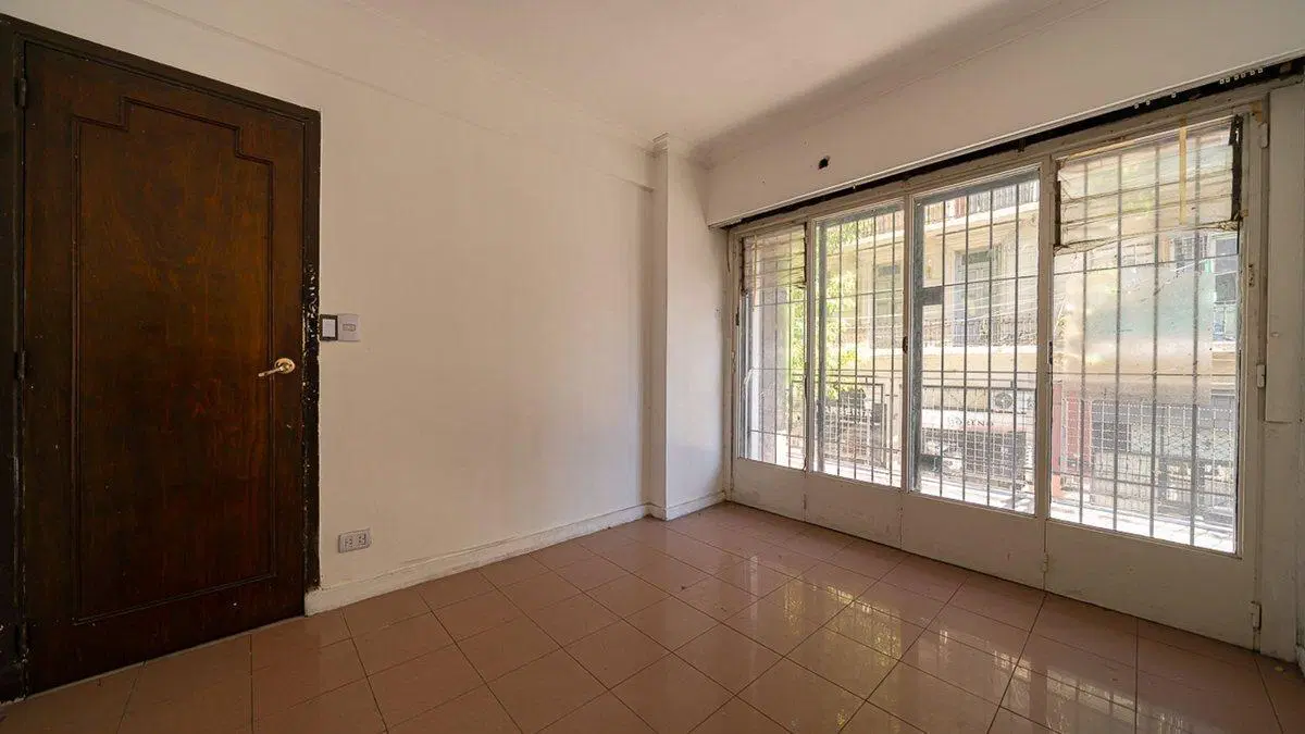 DEPARTAMENTO 3 AMBIENTES ABASTO A REFACCIONAR 3
