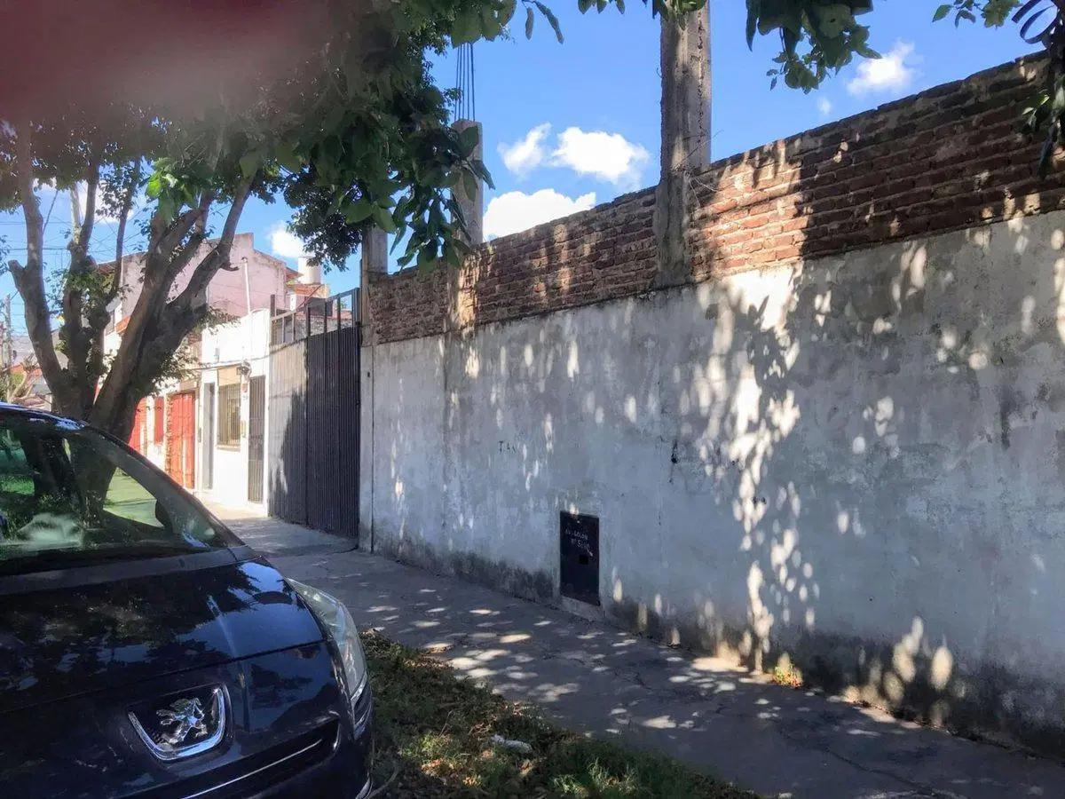 Lote en esquina 238 m2 c/dpto renta Villa Balleste 4