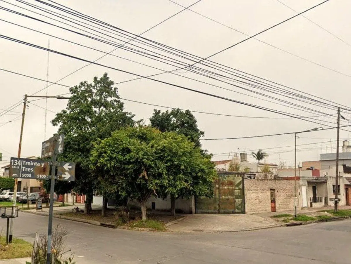 Lote en esquina 238 m2 c/dpto renta Villa Balleste 2
