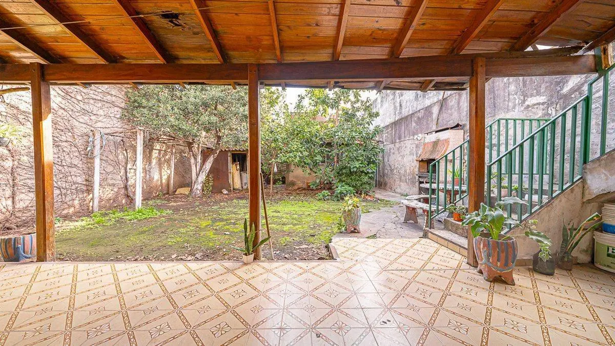 VENTA CASA CON PARQUE Y TRES DEPTOS EN SAN JUSTO 3