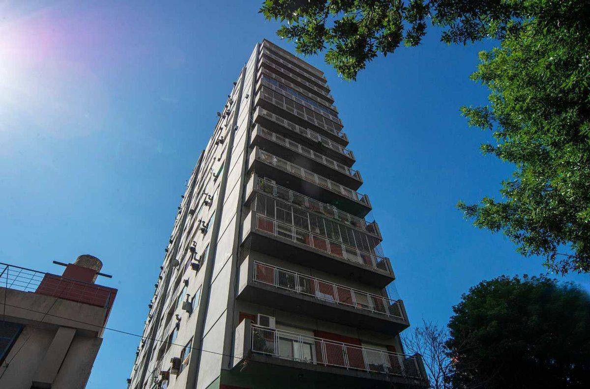 2 Ambientes V. Urquiza. Luminoso, con cochera.