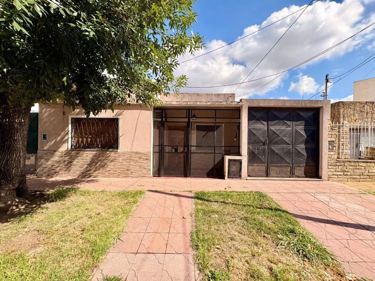 Venta casa 3 amb + dpto, cocheras en Pablo Podestá 5