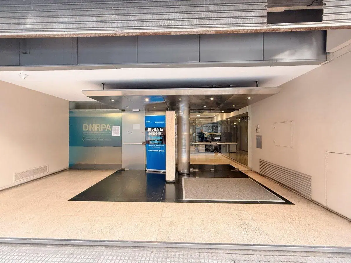Oficina en alquiler en Microcentro piso alto. 3