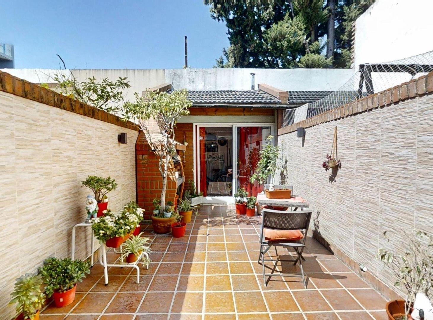 Foto de Triplex 5 Ambientes, cochera y patio con parrilla, imagen 2