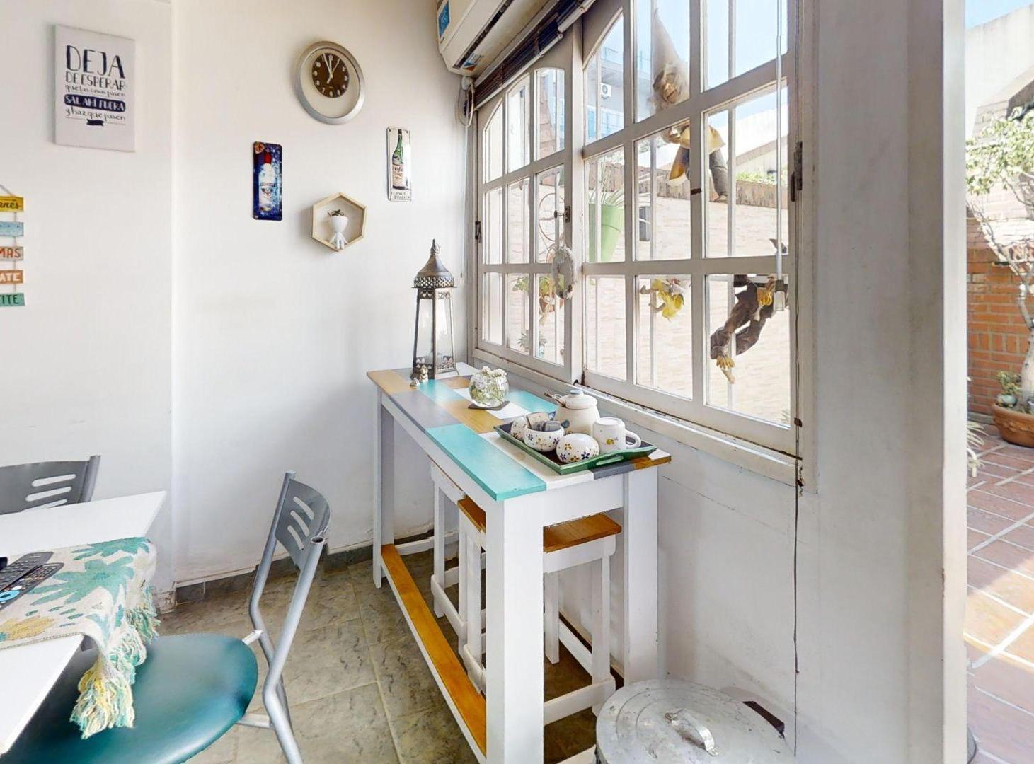 Foto de Triplex 5 Ambientes, cochera y patio con parrilla, imagen 4