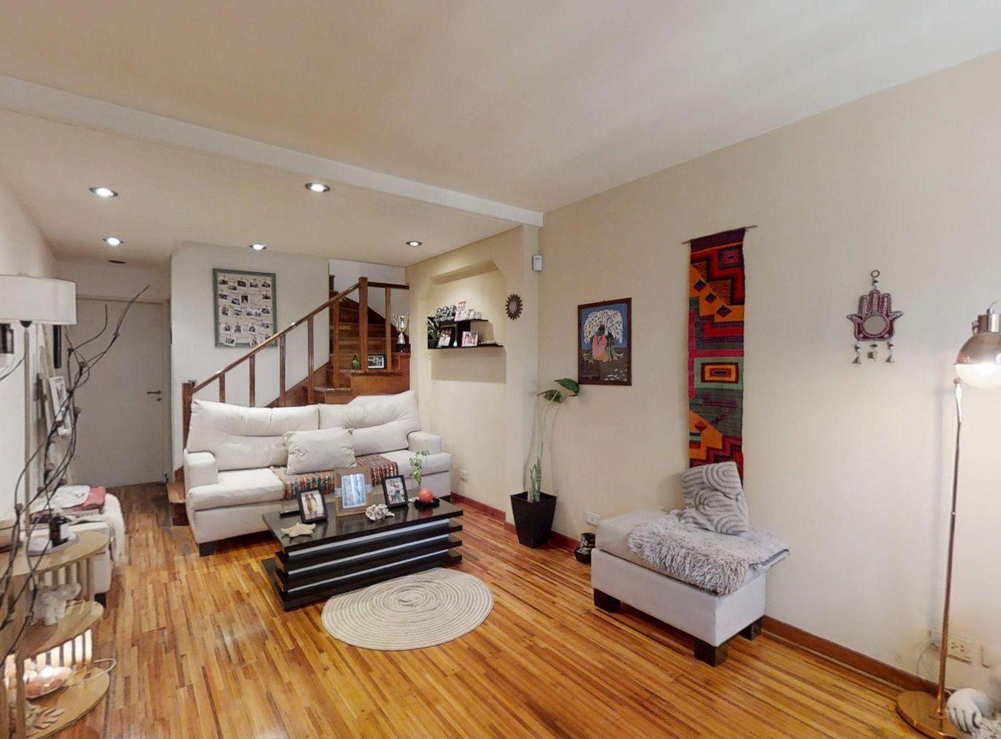 Foto de Triplex 5 Ambientes, cochera y patio con parrilla, imagen 5