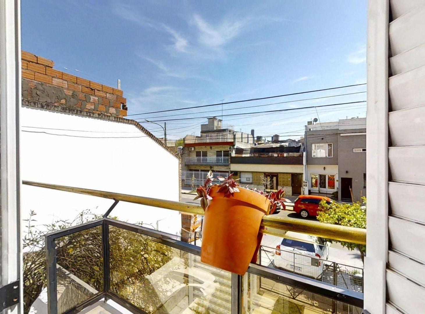 Foto de Triplex 5 Ambientes, cochera y patio con parrilla, imagen 3