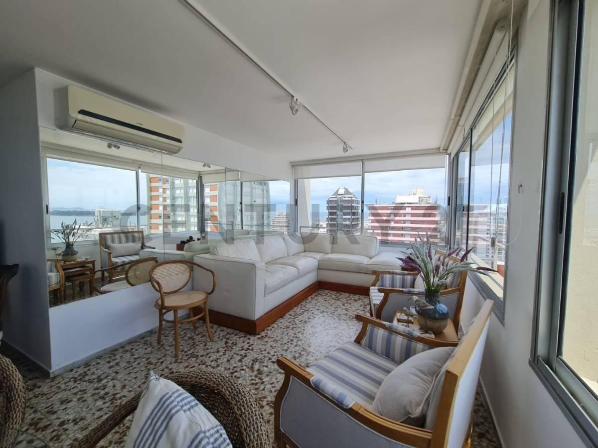 Alquiler Punta del Este apartamento de 2 dormitorios con cochera