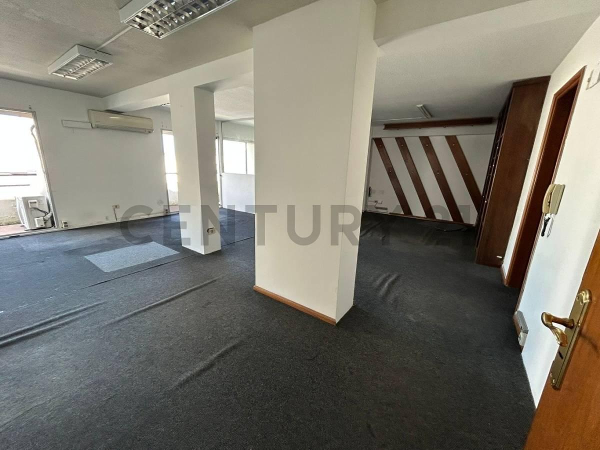 Foto de Alquiler Ciudad Vieja Oficinas con Cochera y Balcones, imagen 3
