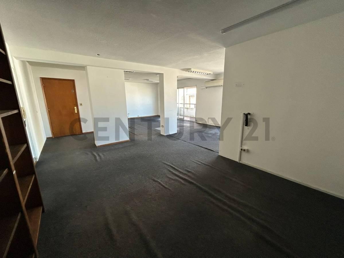 Foto de Alquiler Ciudad Vieja Oficinas con Cochera y Balcones, imagen 2