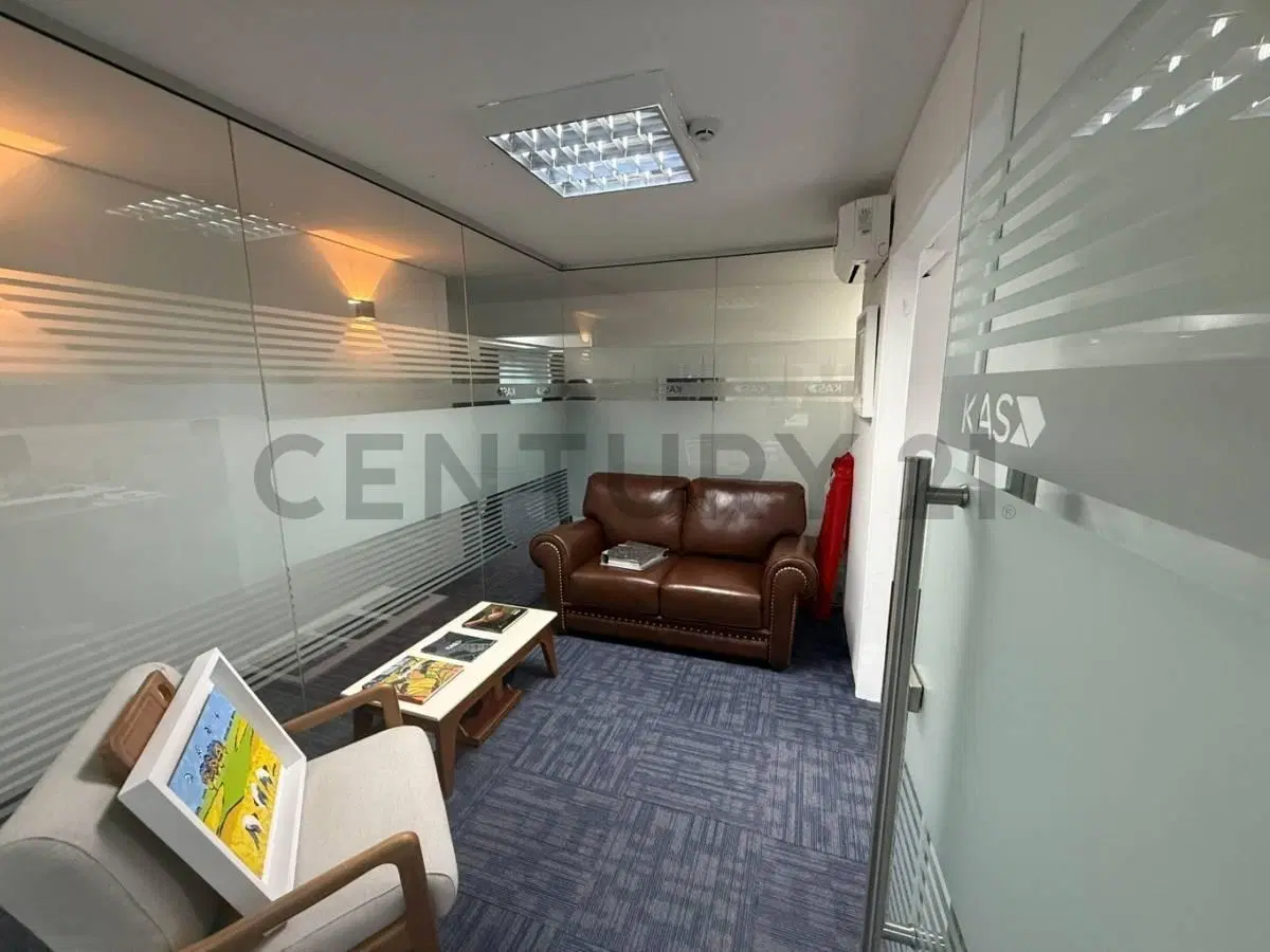 Alquiler Oficina Punta carretas | 260mts | 3 baños | 4 cocheras 4